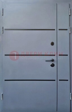 Серая металлическая тамбурная дверь с молдингами ДТМ-42 в Серпухове