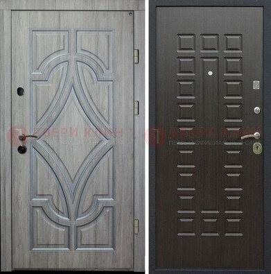 Стальная серая дверь с узором и виноритом Венге внутри ДВТ-131 в Серпухове