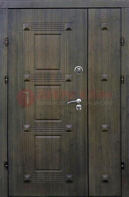 Железная двухстворчатая филенчатая дверь с виноритом ДВТ-143 в Серпухове