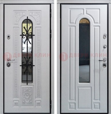 Белая стальная дверь с виноритом и ковкой снаружи ДВТ-197 в Серпухове