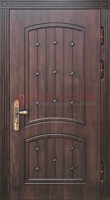 Коричневая уличная дверь с виноритом для дома ДВТ-235 в Серпухове