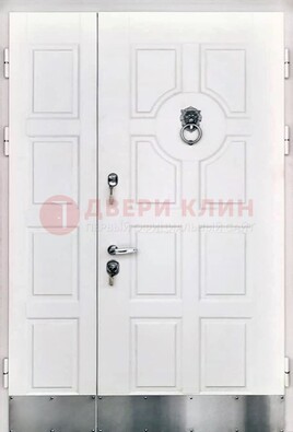 Белая входная дверь с виноритом ДВТ-246 в Серпухове