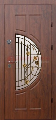 Стальная коричневая дверь с виноритом и ковкой ДВТ-82 в Серпухове