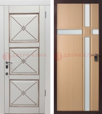 Белая уличная дверь с зеркальными вставками внутри ДЗ-94 в Серпухове