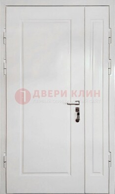 Полуторная металлическая дверь с МДФ в белом цвете ПЛ-24 в Серпухове