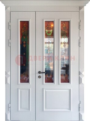 Белая полуторная металлическая дверь с витражом ВЖ-12 в Серпухове