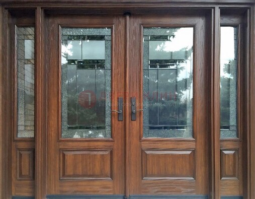 Распашная стальная дверь с массивом с витражом и фрамугами ВЖ-21 в Серпухове