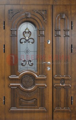 Коричневая двухстворчатая железная дверь с МДФ и витражом ВЖ-32 в Серпухове