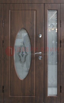 Коричневая двухстворчатая железная дверь с МДФ и витражом ВЖ-33 в Серпухове